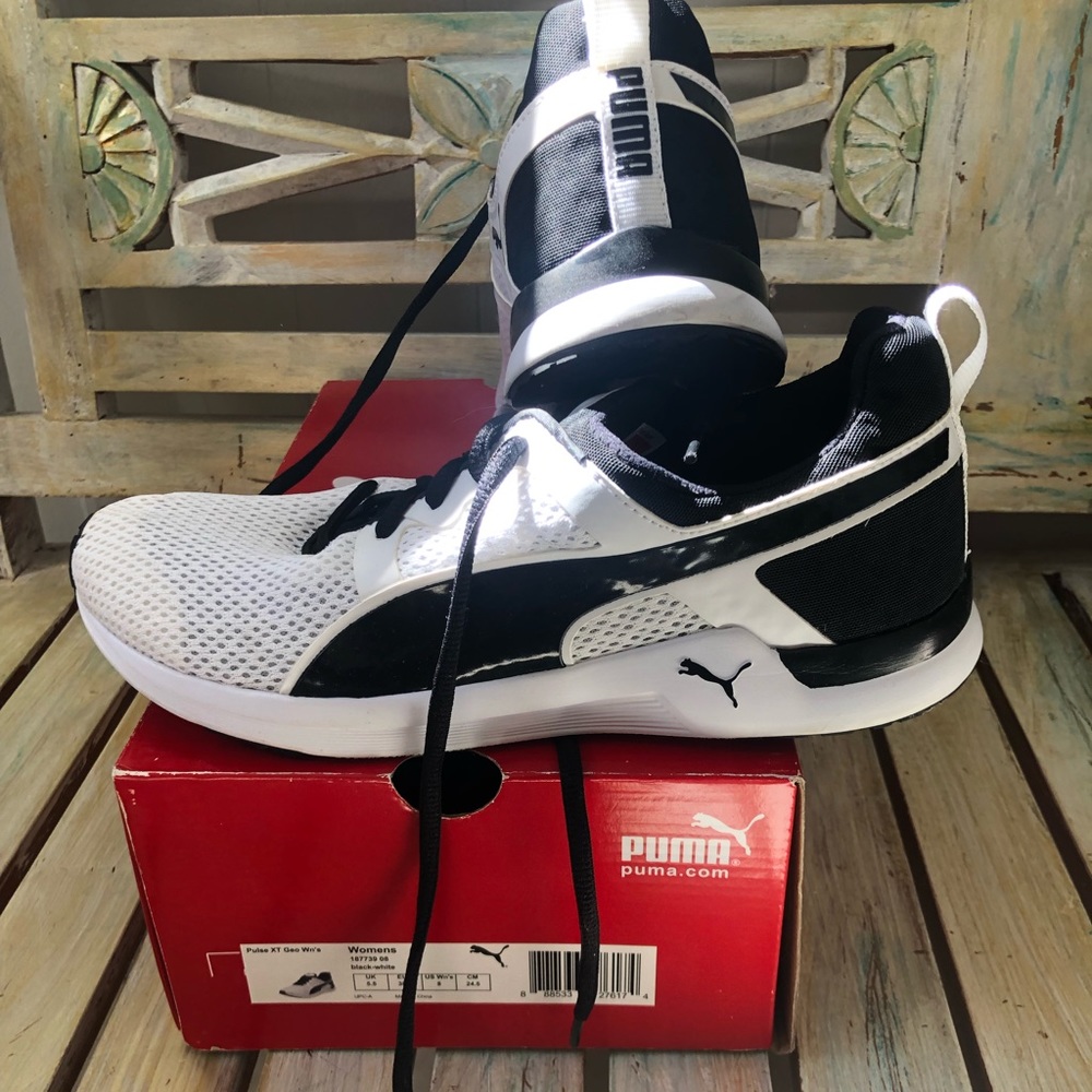 Nearly new. Great casual sneaker.